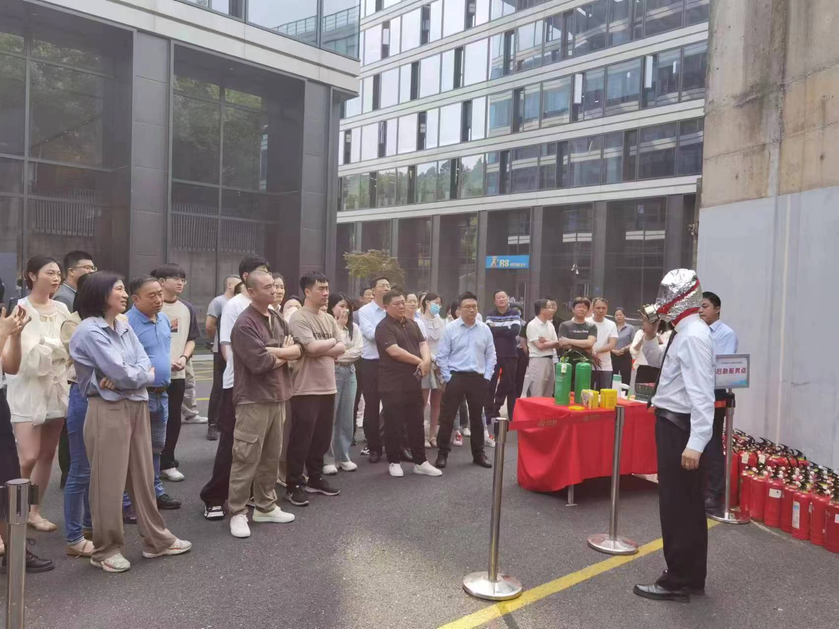 商業(yè)公司開展“人人講安全、個個會應(yīng)急”消防應(yīng)急演練活動