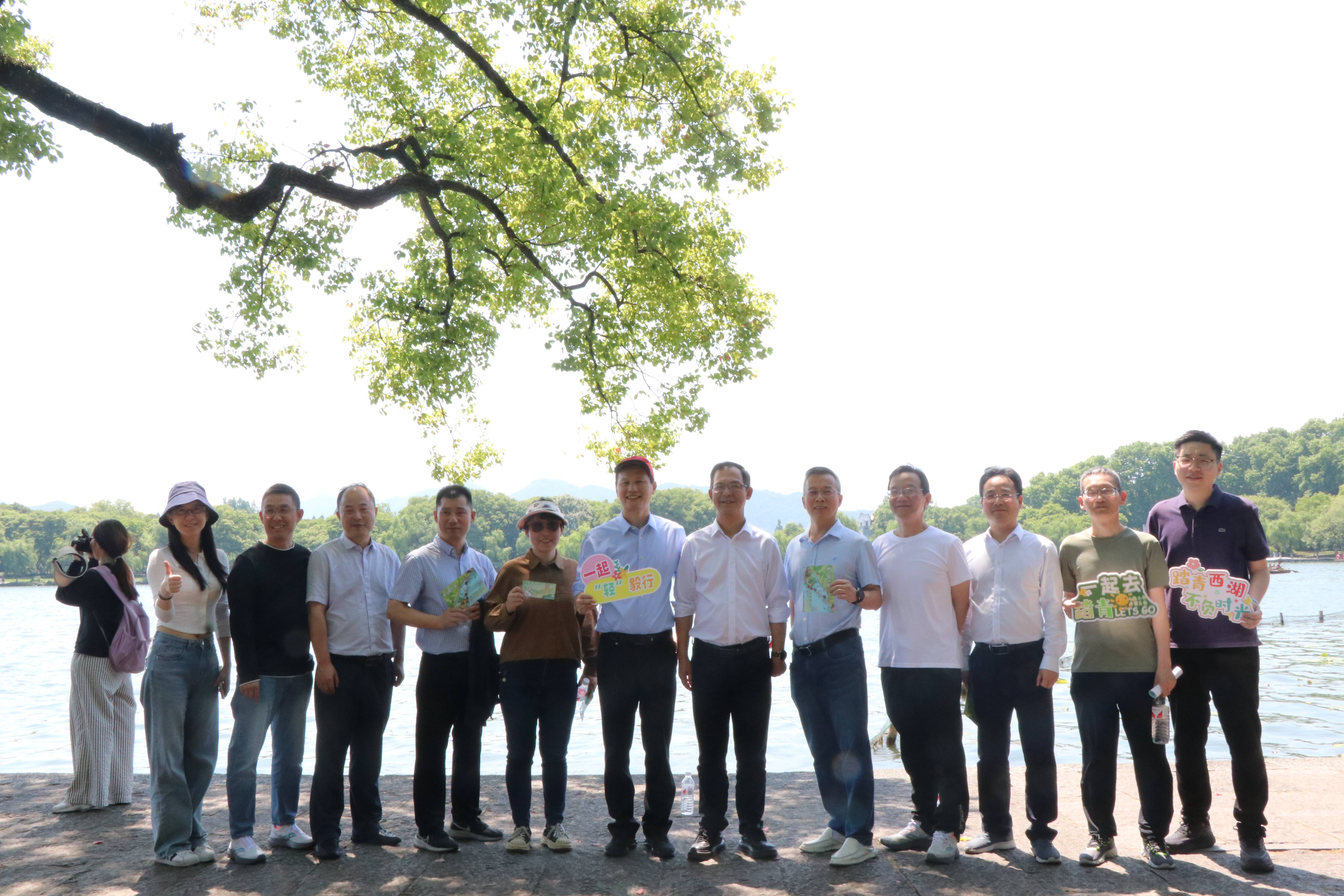 踏青西湖，不負(fù)時(shí)光丨省二輕集團(tuán)開(kāi)展“輕”毅行活動(dòng)