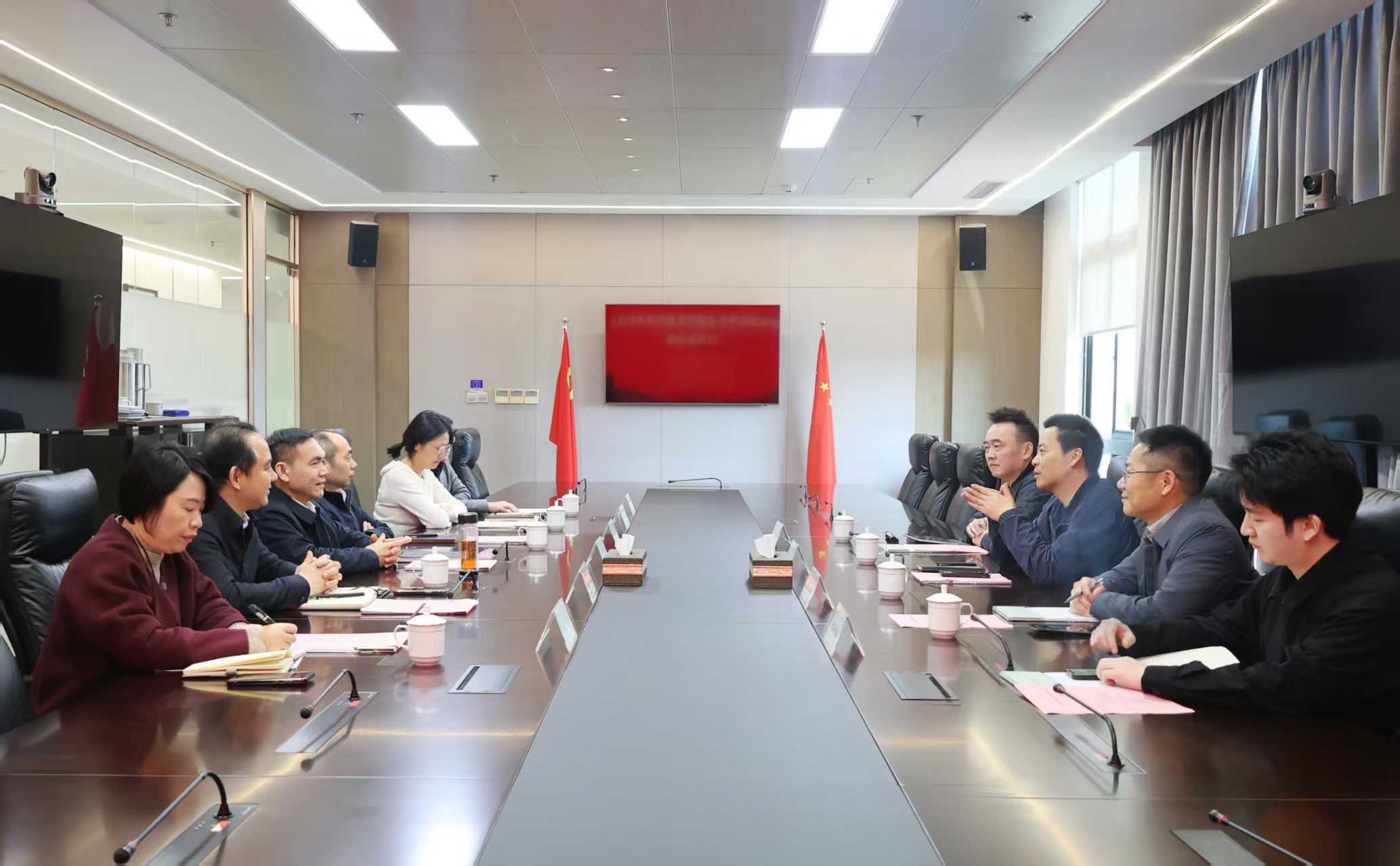 杭州金融投資集團(tuán)黨委書記、董事長沈立一行到訪省二輕集團(tuán)